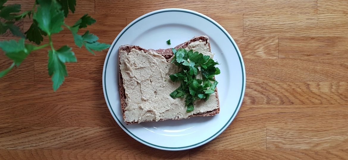 Hummus auf Brot