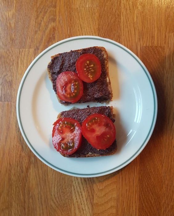 Schwarze Oliventapenade mit Tomaten